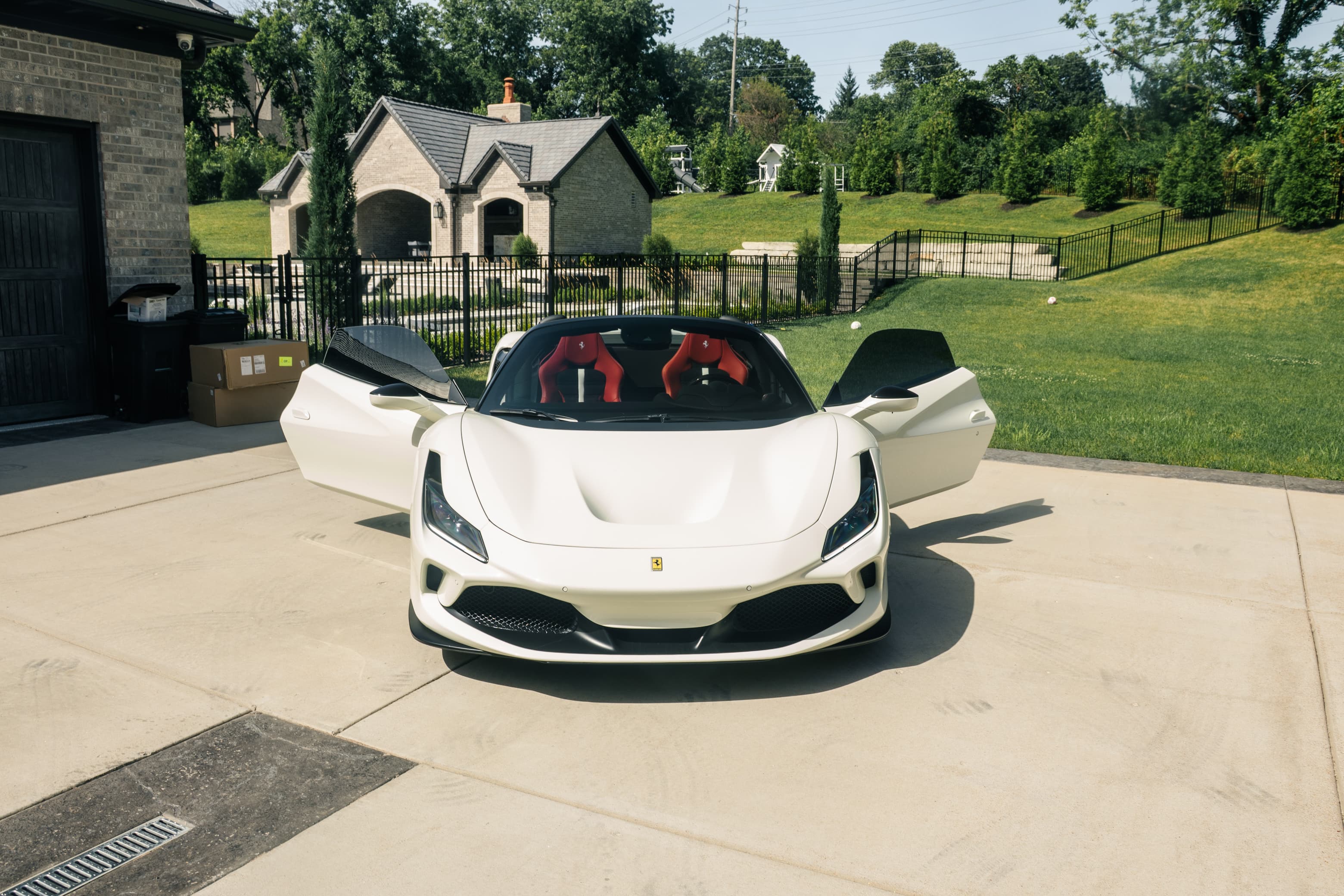 2023 Ferrari F8 Spider - Photo 2